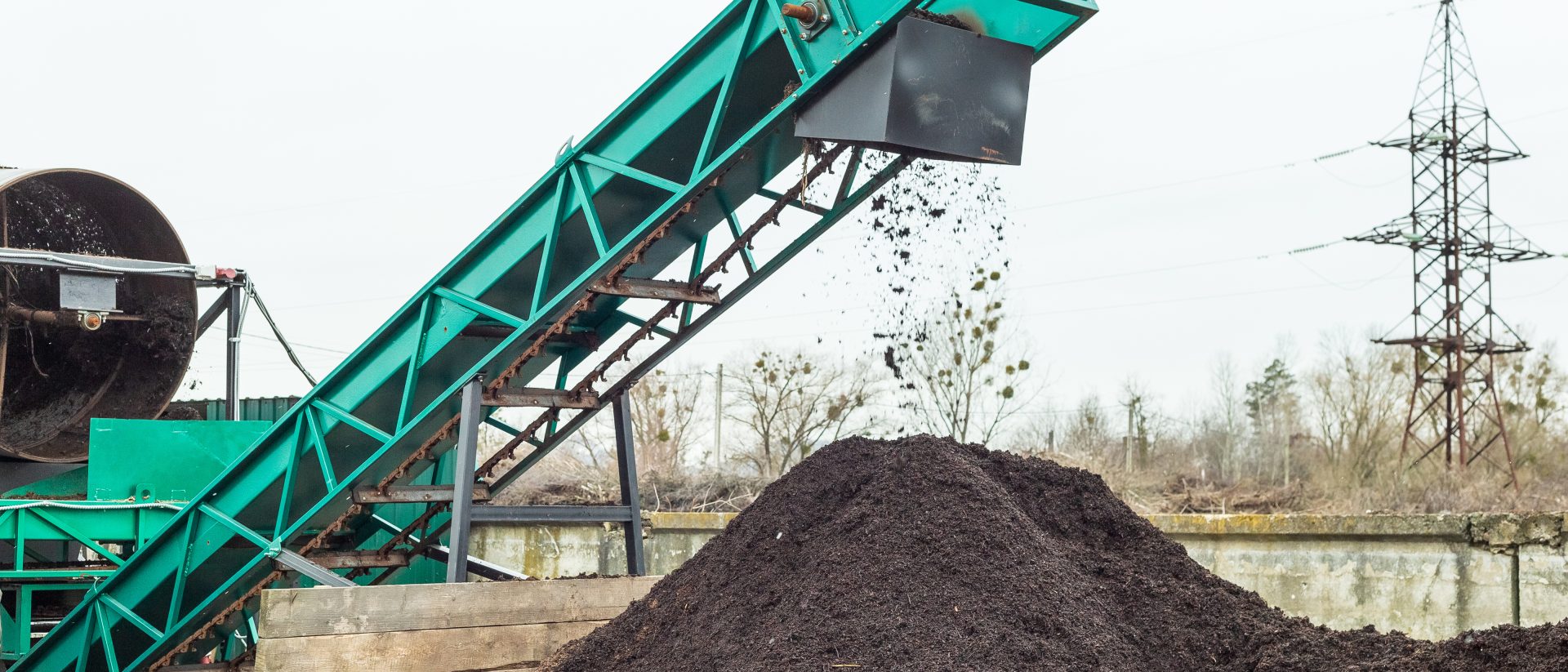 Producing organic soil at industrial compost plant